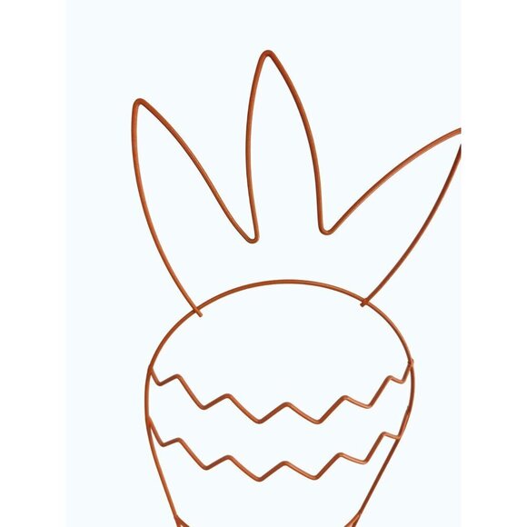 Orange Metal Carrot-Shaped Wire Wreath Frame Wall Decor With Zigzag Pattern - Picture 7 of 9